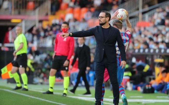 José Bordalás da instrucciones a sus jugadores en la visita del Barcelona