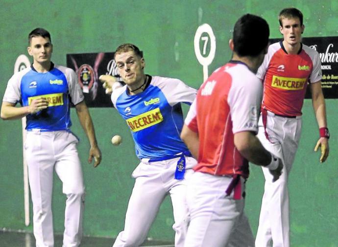 Laso resta una pelota en un momento del partido de ayer en el Astelena. Foto: Javier Colmenero