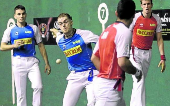 Laso resta una pelota en un momento del partido de ayer en el Astelena. Foto: Javier Colmenero Laso resta una pelota en un momento del partido de ayer en el Astelena. Foto: Javier Colmenero
