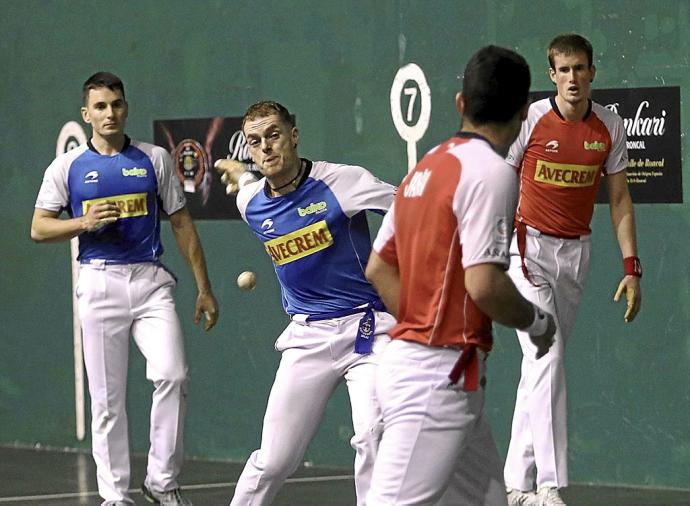 Laso resta una pelota en un momento del partido de ayer en el Astelena.