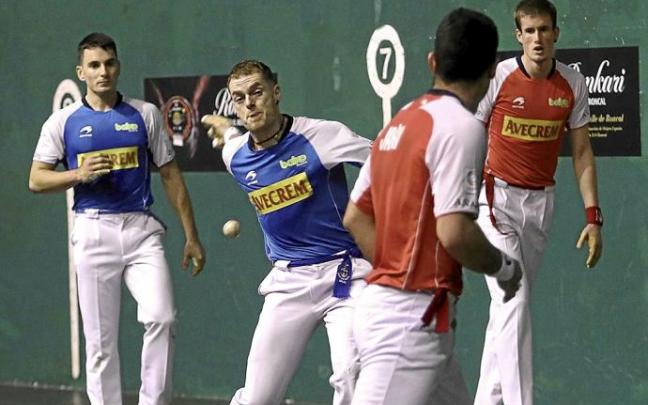 Laso resta una pelota en un momento del partido de ayer en el Astelena. Laso resta una pelota en un momento del partido de ayer en el Astelena.