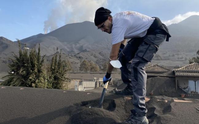 Valentín Carballo lleva una semana colaborando en las labores de retirada de ceniza.