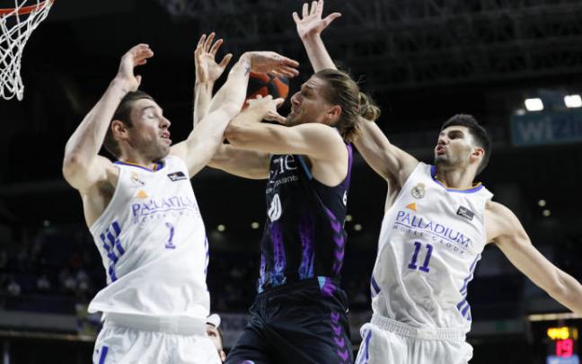 Valentin Bigote intenta anotar entre Causeur y Vukcevic