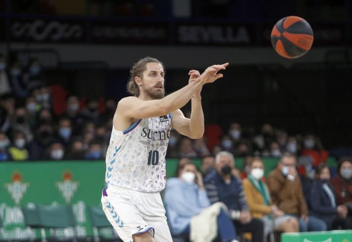 Valentin Bigote en un partido con el Bilbao Basket.