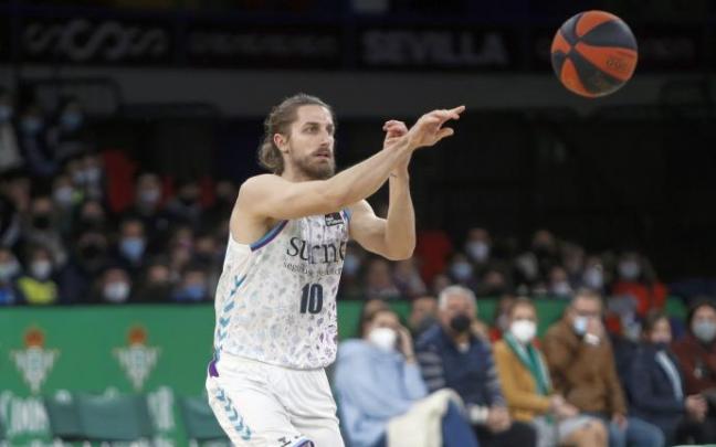 Valentin Bigote en un partido con el Bilbao Basket.