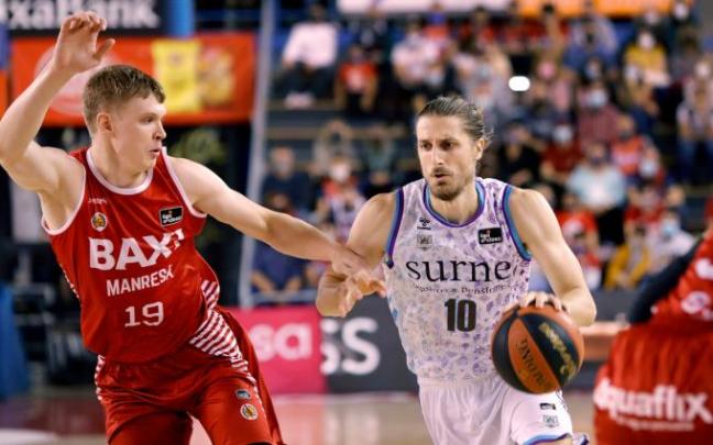 Valentin Bigote conduce el balón.