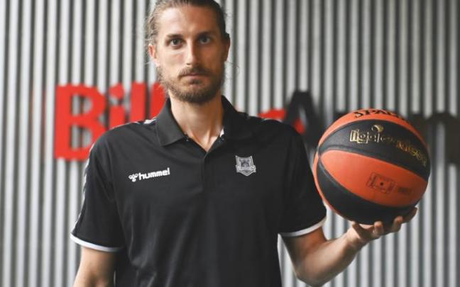 Valentin Bigote, durante su presentación de ayer en Miribilla.