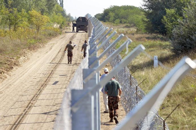 Soldados húngaros junto a la valla que delimita la frontera de Hungría con Serbia.