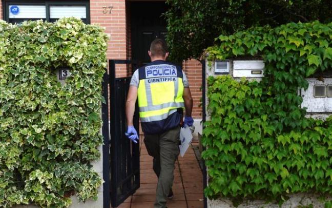 La policía en la vivienda en la que la víctima sufrió la agresión