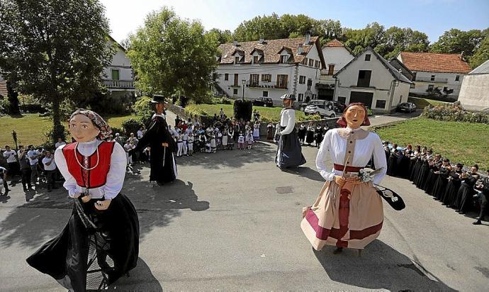 Gigantes en el último Aezkoako Eguna, celebrado en septiembre de 2019 en Abaurregaina/Abaurrea Alta. Foto: Unai Beroiz