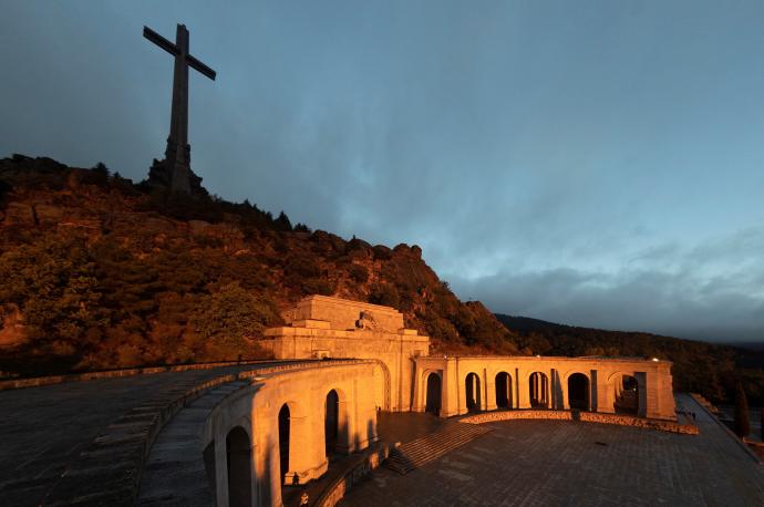 Vista general del Valle de los Caídos con la enorme cruz