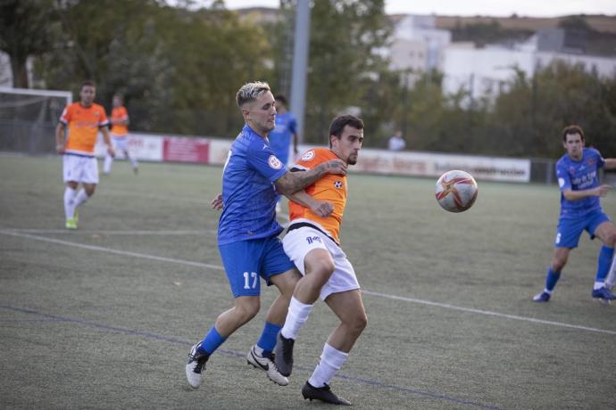 Pablo Pedreño (Valle de Egüés) presiona a Ander Astrain, del Txantrea, en el partido de la semana pasada.