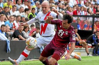 Martín Zubimendi pugna con el rayista Isi en un lance del partido, el domingo en Vallecas.