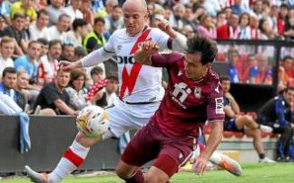 Martín Zubimendi pugna con el rayista Isi en un lance del partido, el domingo en Vallecas. Martín Zubimendi pugna con el rayista Isi en un lance del partido, el domingo en Vallecas.