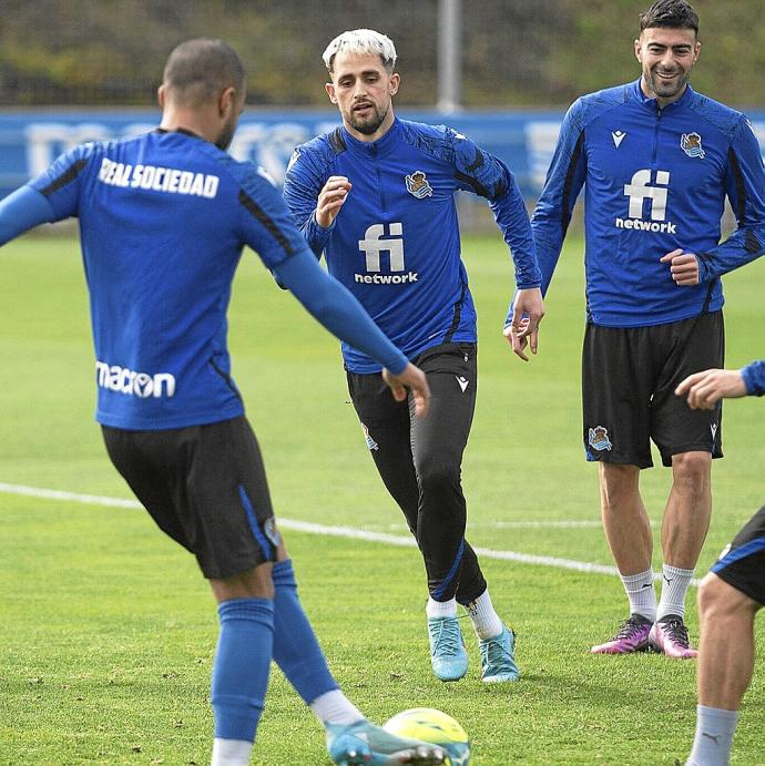 Januzaj, en un rondo en Zubieta durante un entrenamiento. Foto: Ruben Plaza