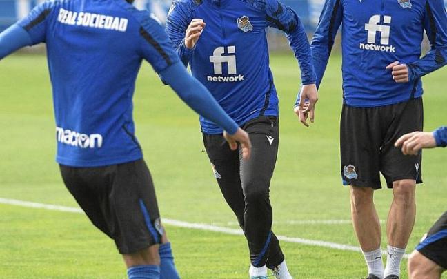Januzaj, en un rondo en Zubieta durante un entrenamiento. Foto: Ruben Plaza