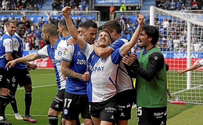 Vallejo celebra con rabia el tanto que supuso el momentáneo 2-1 para el Alavés.