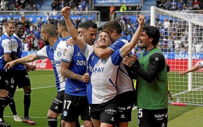 Vallejo celebra con rabia el tanto que supuso el momentáneo 2-1 para el Alavés.