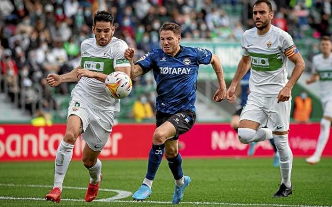 Manu Vallejo disputa un balón durante el último choque entre el Elche y el Alavés en el Martínez Valero. Foto: Alavés