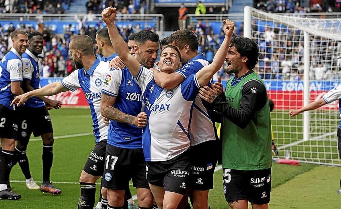 Vallejo celebra el gol marcado al Granada en Mendizorroza, en uno de los escasos momentos de gloria vivido por el delantero en el Alavés desde que llegó en enero. Foto: Iñigo Foronda