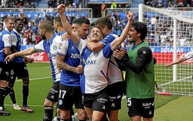 Vallejo celebra el gol marcado al Granada en Mendizorroza, en uno de los escasos momentos de gloria vivido por el delantero en el Alavés desde que llegó en enero. Foto: Iñigo Foronda