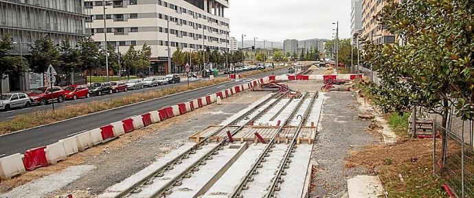 Obras del tranvía a su paso por Boulevard de Salburua.