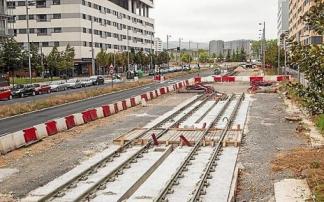 Obras del tranvía a su paso por Boulevard de Salburua.