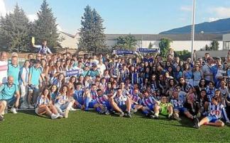 La plantilla del Valtierrano celebra el ascenso con la afición desplazada a Merkatondoa. Foto: C.D. Valtierrano
