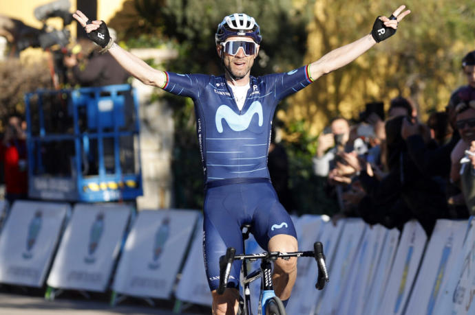 Alejandro Valverde festeja su triunfo.