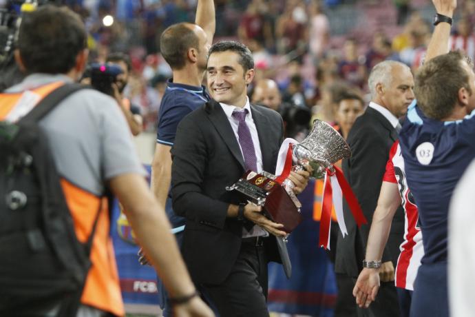 Ernesto Valverde con la Supercopa de 2015