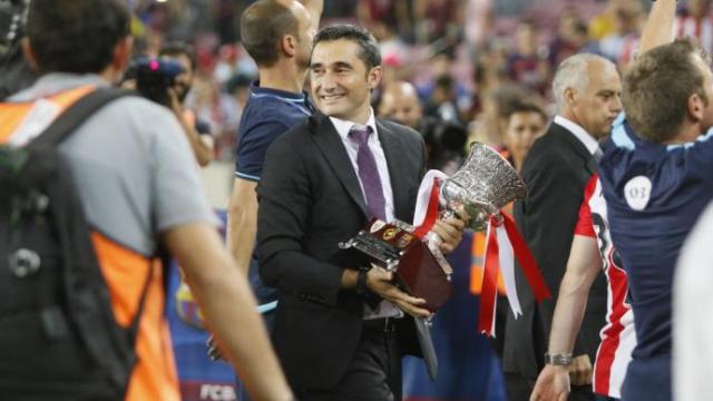 Ernesto Valverde con la Supercopa de 2015 Ernesto Valverde con la Supercopa de 2015
