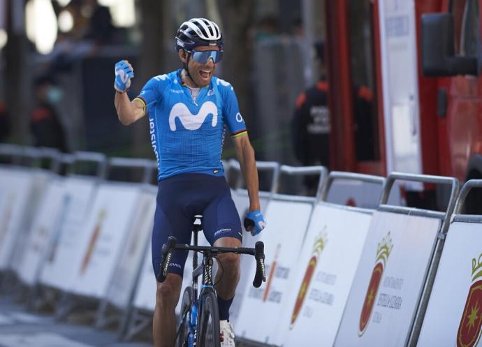 Alejandro Valverde alza el puño para celebrar en Estella el triunfo en el GP Miguel Induráin de 2021.