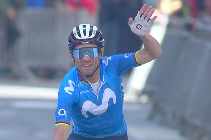 Alejandro Valverde celebra la victoria.
