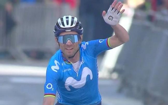 Alejandro Valverde celebra la victoria.