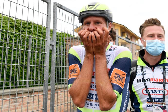 Taco Van der Hoorn, exultante tras ganar la etapa del Giro
