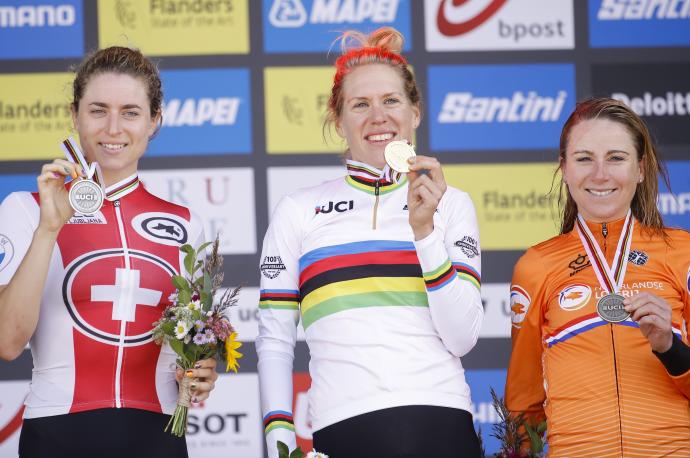 Reusser, plata, Van Dijk, oro, y Van Vleuten, bronce, en el podio del Mundial de crono élite femenina.