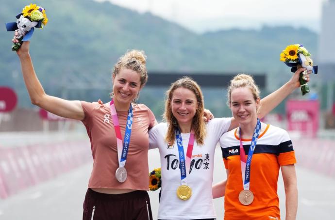 Marlen Reusser, Annemiek van Vleuten y Anna van der Breggen, en el podio olímpico.