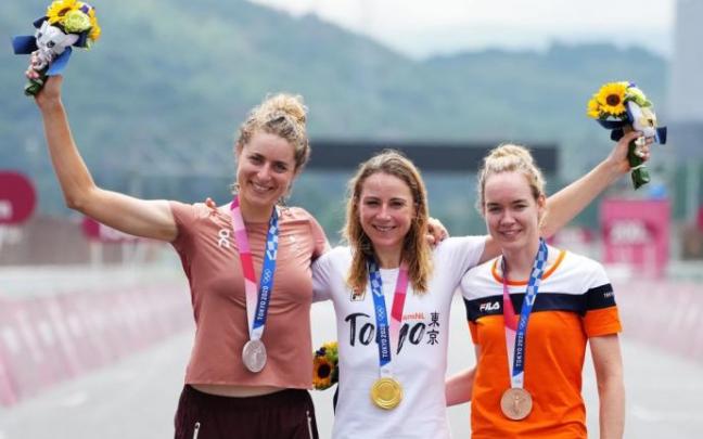 Marlen Reusser, Annemiek van Vleuten y Anna van der Breggen, en el podio olímpico. Marlen Reusser, Annemiek van Vleuten y Anna van der Breggen, en el podio olímpico.