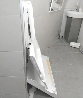 El baño de la plaza totalmente destrozado.