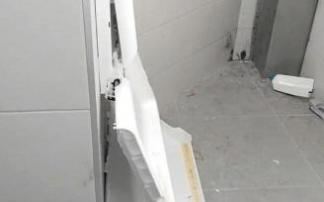El baño de la plaza totalmente destrozado. El baño de la plaza totalmente destrozado.