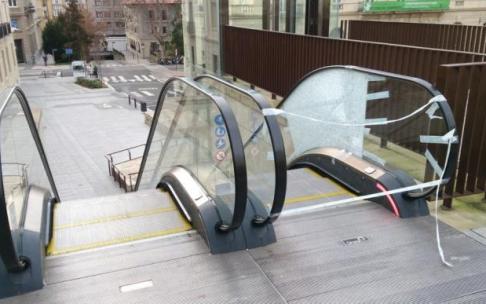 Cristal roto al comienzo de tramo de bajada de la escalera mecánica.