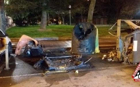 Estado en el que han quedado algunos contenedores, con daños a los vehículos