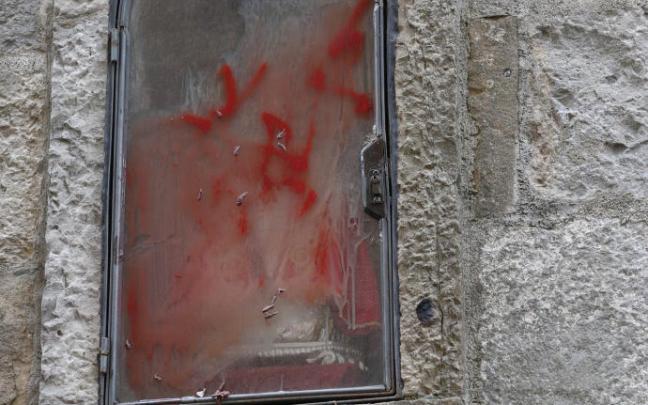 Imagen de la pintada mientras se limpiaba