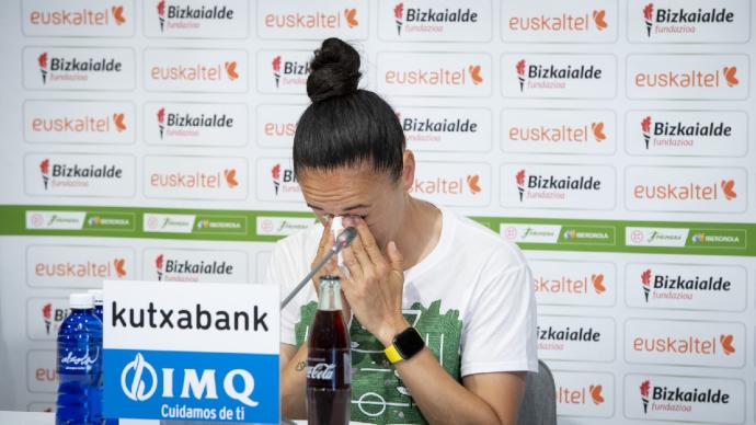 La jugadora del Athletic Vanesa Gimbert durante su despedida en Lezama