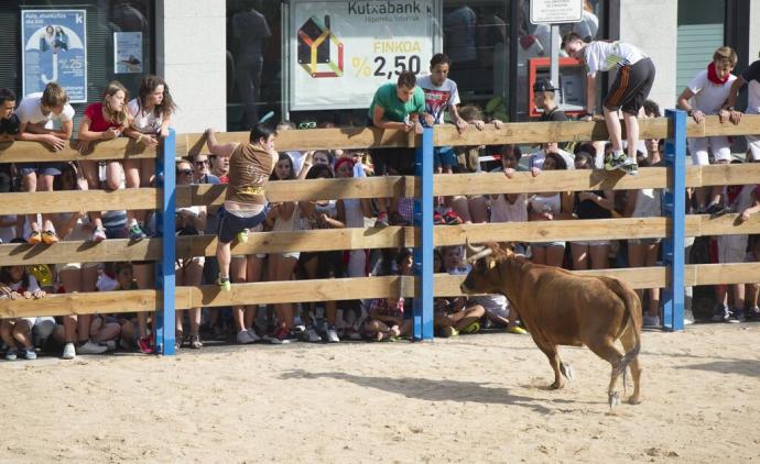 Público viendo la suelta de vaquillas en fiestas de Barañáin en 2015.