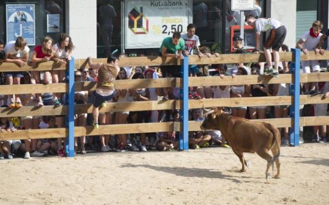 Público viendo la suelta de vaquillas en fiestas de Barañáin en 2015.