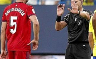 David García y el árbitro Adrián Cordero Vega, durante una revisión.