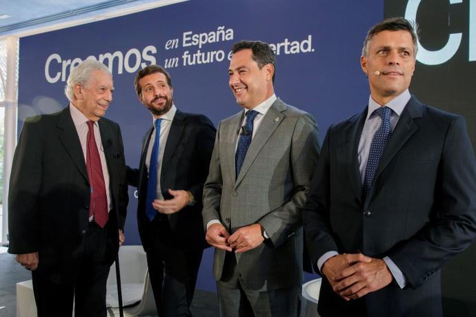 El líder del PP, Pablo Casado, Mario Vargas Llosa y el opositor venezolano Leopoldo López junto a Juanma Moreno en convención nacional del PP