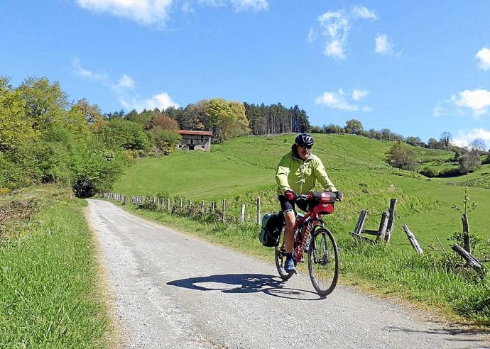 Un ciclista circula por la vía verde a la altura de Lekunberri. Foto: N.M.