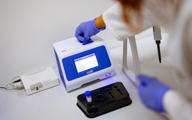 Una investigadora analiza una muestra de coronavirus.